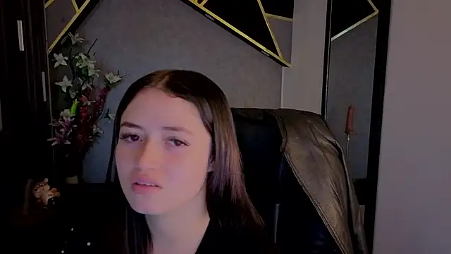 Snapshot of almma_shy chatting on 10.11.25 almma shy online show from 10.11.25