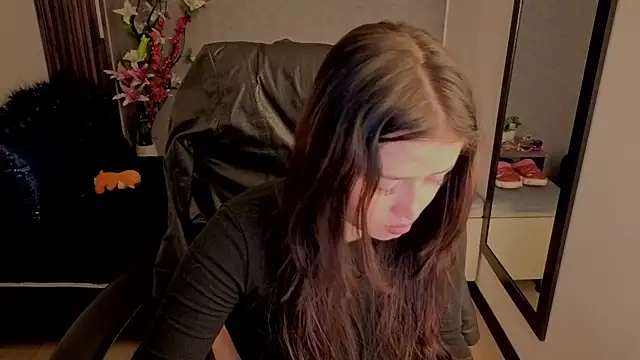 Snapshot of almma_shy chatting on 10.18.25 almma shy online show from 10.18.25