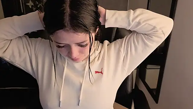 Snapshot of almma_shy chatting on 11.04.25 almma shy online show from 11.04.25