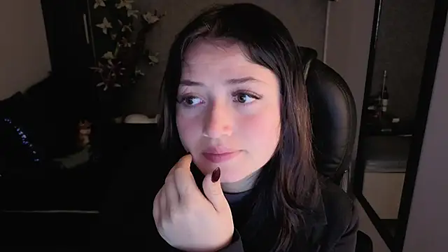 Snapshot of almma_shy chatting on 11.12.25 almma shy online show from 11.12.25