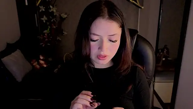 Snapshot of almma_shy chatting on 11.20.25 almma shy online show from 11.20.25