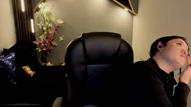 Snapshot of almma_shy chatting on 11.25.25 almma shy online show from 11.25.25