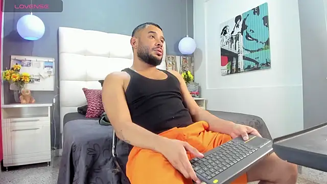 Snapshot of THIAGOXBIG chatting on 12.18.25 THIAGOXBIG online show from 12.18.25