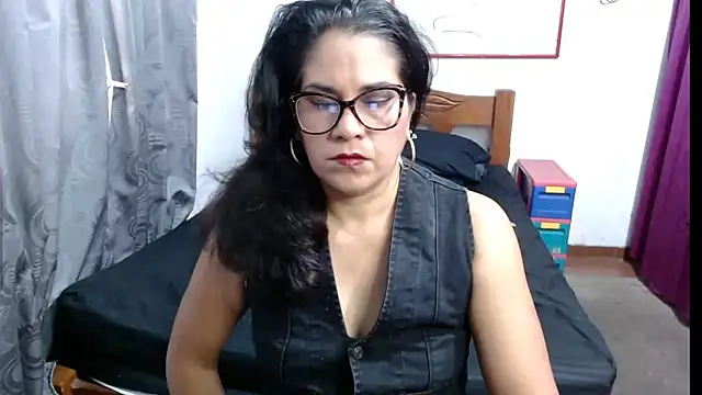 Snapshot of Mistresskloe01 chatting on 02.17.25 Mistresskloe01 online show from 02.17.25