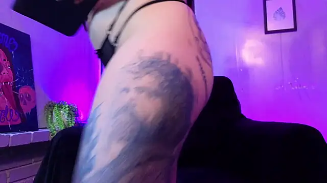 Snapshot of Julieta_Russell chatting on 01.13.25 Julieta Russell online show from 01.13.25