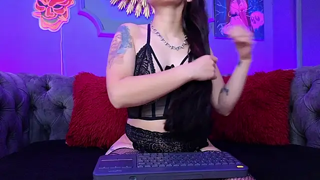 Snapshot of Julieta_Russell chatting on 02.07.25 Julieta Russell online show from 02.07.25