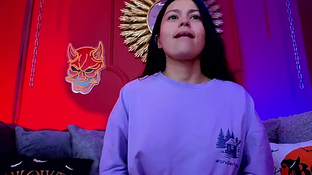 Snapshot of Julieta_Russell chatting on 10.13.25 Julieta Russell online show from 10.13.25