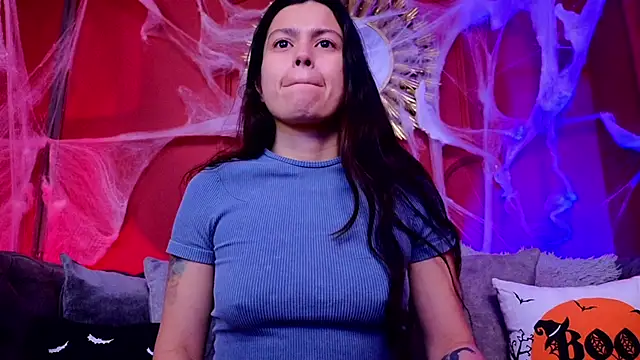 Snapshot of Julieta_Russell chatting on 10.15.25 Julieta Russell online show from 10.15.25