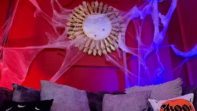 Snapshot of Julieta_Russell chatting on 10.17.25 Julieta Russell online show from 10.17.25