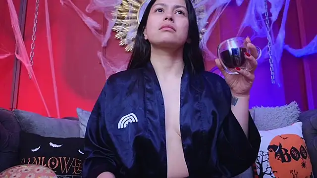 Snapshot of Julieta_Russell chatting on 10.28.25 Julieta Russell online show from 10.28.25