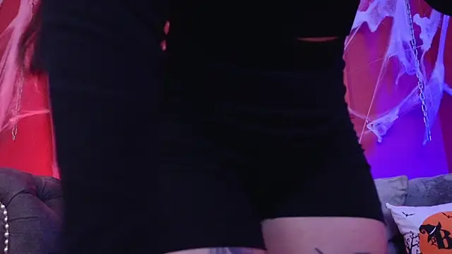 Snapshot of Julieta_Russell chatting on 10.29.25 Julieta Russell online show from 10.29.25