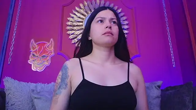 Snapshot of Julieta_Russell chatting on 11.26.25 Julieta Russell online show from 11.26.25