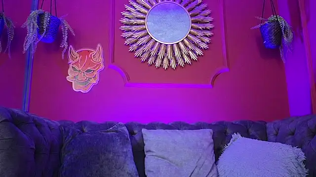 Snapshot of Julieta_Russell chatting on 11.29.25 Julieta Russell online show from 11.29.25