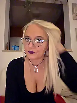 Snapshot of kikkastar chatting on 10.27.25 kikkastar online show from 10.27.25