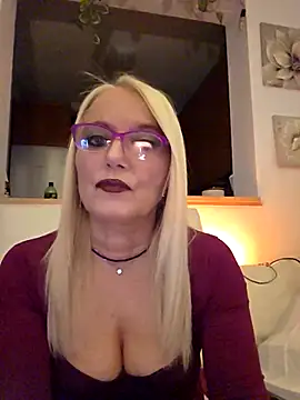 Snapshot of kikkastar chatting on 11.30.25 kikkastar online show from 11.30.25