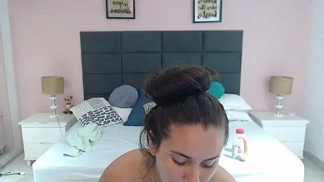 Snapshot of MadisonJenner chatting on 12.21.24 MadisonJenner online show from 12.21.24