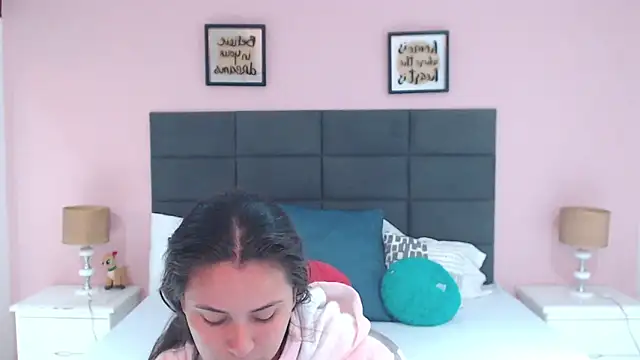 Snapshot of MadisonJenner chatting on 12.27.24 MadisonJenner online show from 12.27.24