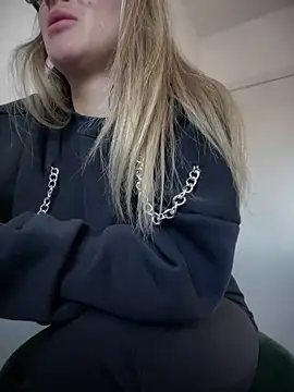 Snapshot of HotXMom chatting on 01.15.25 HotXMom online show from 01.15.25