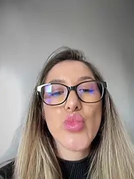 Snapshot of HotXMom chatting on 01.28.25 HotXMom online show from 01.28.25