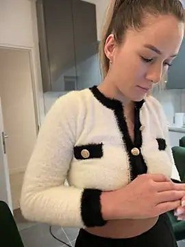 Snapshot of HotXMom chatting on 02.08.25 HotXMom online show from 02.08.25