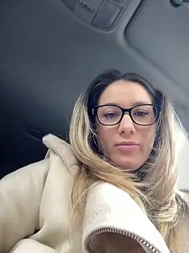 Snapshot of HotXMom chatting on 03.03.25 HotXMom online show from 03.03.25