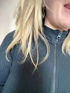 Snapshot of HotXMom chatting on 03.04.25 HotXMom online show from 03.04.25