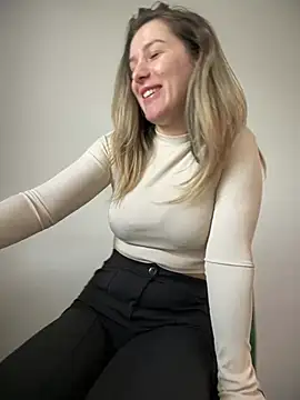 Snapshot of HotXMom chatting on 03.07.25 HotXMom online show from 03.07.25