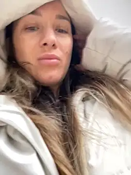 Snapshot of HotXMom chatting on 10.09.25 HotXMom online show from 10.09.25