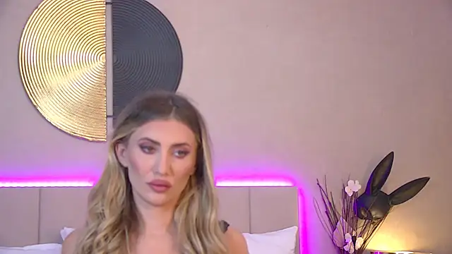 Snapshot of EvellineClaire chatting on 10.11.25 EvellineClaire online show from 10.11.25