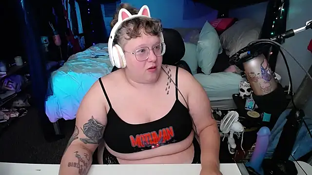 Snapshot of FatVeronica chatting on 01.18.25 FatVeronica online show from 01.18.25