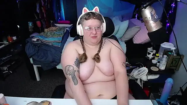 Snapshot of FatVeronica chatting on 02.22.25 FatVeronica online show from 02.22.25