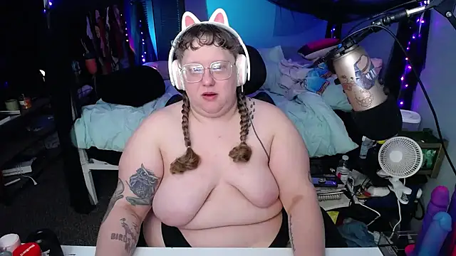 Snapshot of FatVeronica chatting on 03.06.25 FatVeronica online show from 03.06.25