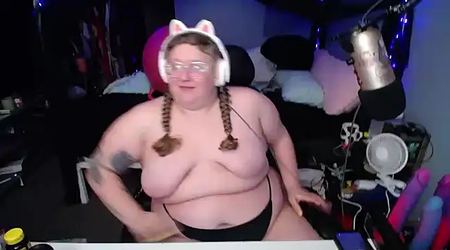 Snapshot of FatVeronica chatting on 03.16.25 FatVeronica online show from 03.16.25