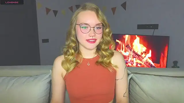 Snapshot of Aurora_Golden1 chatting on 12.04.24 Aurora Golden1 online show from 12.04.24