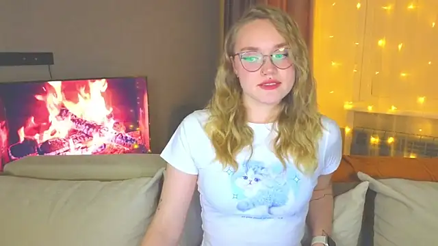 Snapshot of Aurora_Golden1 chatting on 12.12.24 Aurora Golden1 online show from 12.12.24