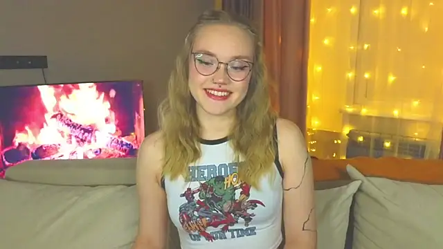 Snapshot of Aurora_Golden1 chatting on 12.16.24 Aurora Golden1 online show from 12.16.24