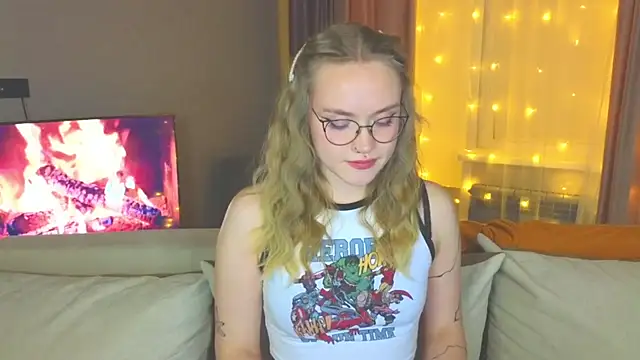 Snapshot of Aurora_Golden1 chatting on 12.16.24 Aurora Golden1 online show from 12.16.24