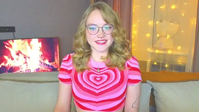 Snapshot of Aurora_Golden1 chatting on 12.19.24 Aurora Golden1 online show from 12.19.24