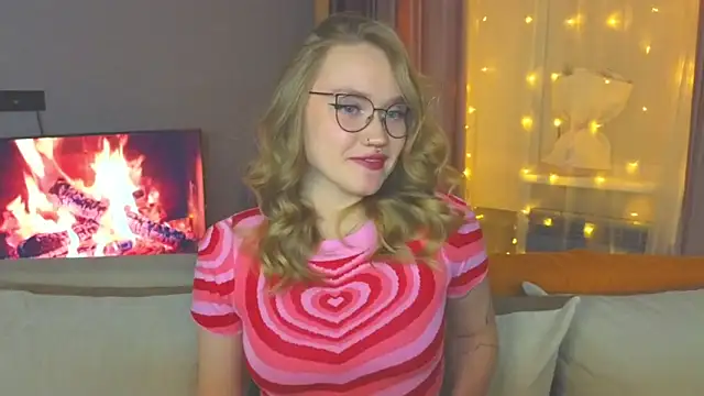 Snapshot of Aurora_Golden1 chatting on 12.19.24 Aurora Golden1 online show from 12.19.24