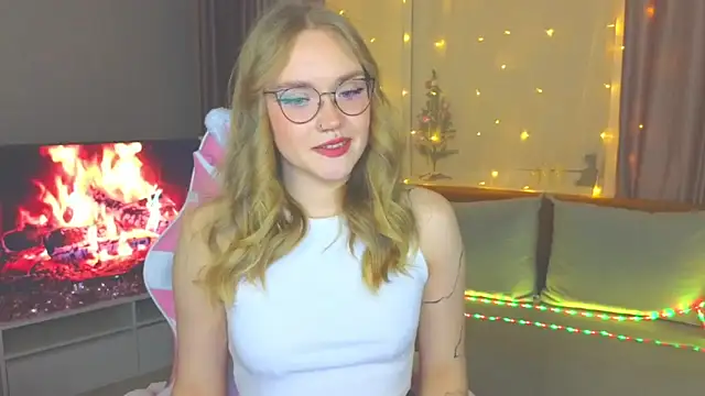 Snapshot of Aurora_Golden1 chatting on 01.05.25 Aurora Golden1 online show from 01.05.25