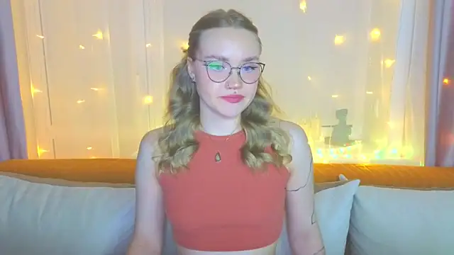 Snapshot of Aurora_Golden1 chatting on 02.02.25 Aurora Golden1 online show from 02.02.25