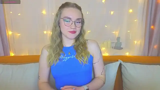 Snapshot of Aurora_Golden1 chatting on 03.07.25 Aurora Golden1 online show from 03.07.25