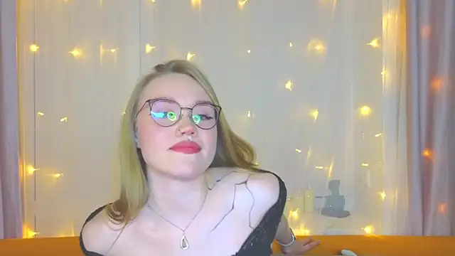 Snapshot of Aurora_Golden1 chatting on 03.12.25 Aurora Golden1 online show from 03.12.25