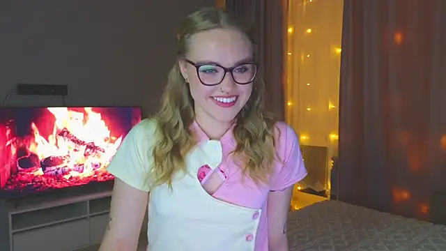 Snapshot of Aurora_Golden1 chatting on 10.11.25 Aurora Golden1 online show from 10.11.25