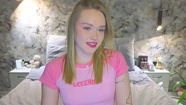 Snapshot of Aurora_Golden1 chatting on 11.06.25 Aurora Golden1 online show from 11.06.25