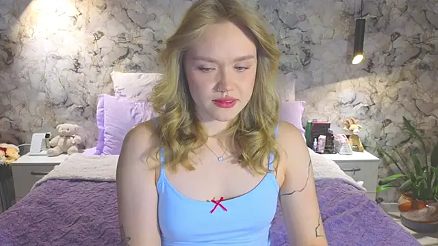 Snapshot of Aurora_Golden1 chatting on 11.19.25 Aurora Golden1 online show from 11.19.25