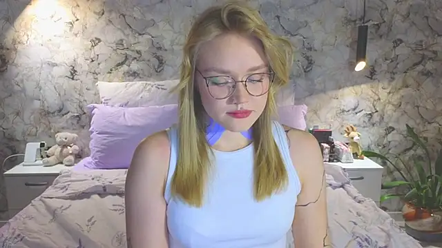 Snapshot of Aurora_Golden1 chatting on 11.21.25 Aurora Golden1 online show from 11.21.25