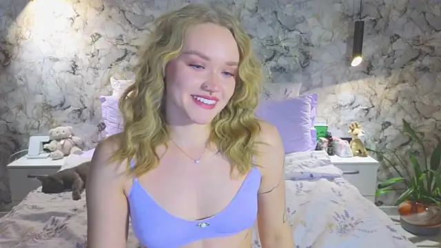 Snapshot of Aurora_Golden1 chatting on 11.27.25 Aurora Golden1 online show from 11.27.25