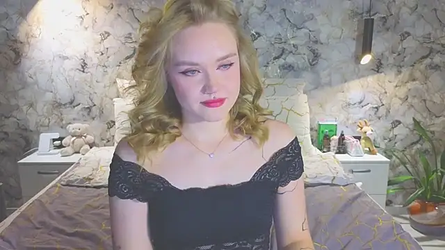 Snapshot of Aurora_Golden1 chatting on 12.01.25 Aurora Golden1 online show from 12.01.25