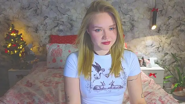 Snapshot of Aurora_Golden1 chatting on 12.16.25 Aurora Golden1 online show from 12.16.25